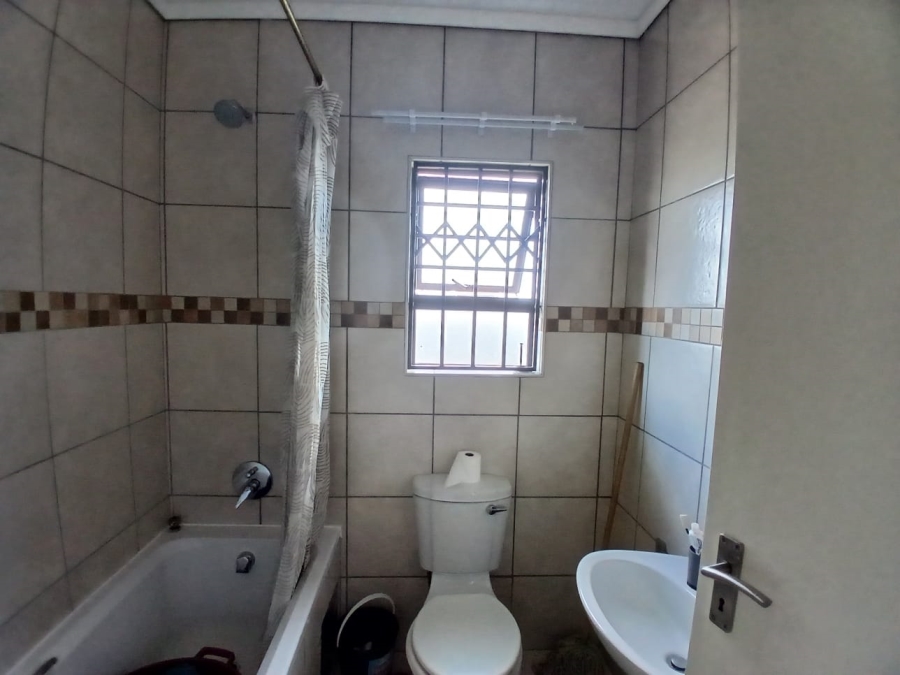 To Let 3 Bedroom Property for Rent in Hillside View Free State